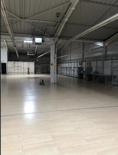 Retail in Nemours for lease - Interior Photo - Image 2 of 6