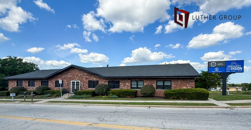 2212 E Moreland Blvd, Waukesha, WI for lease - Primary Photo - Image 1 of 10