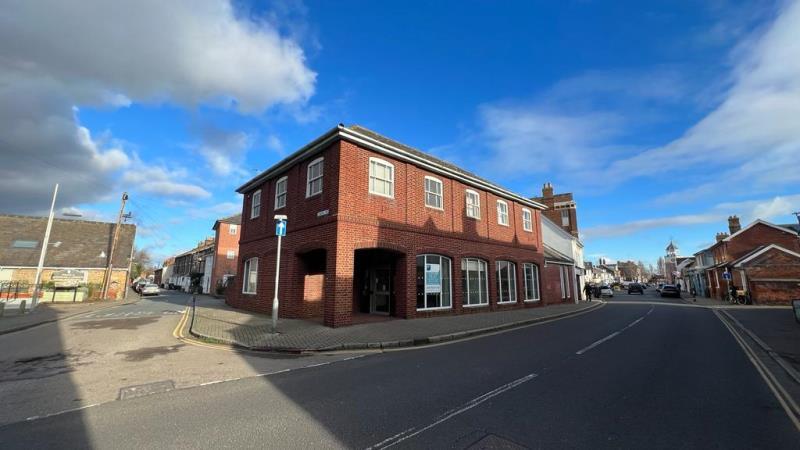 18 High St, Burnham On Crouch for lease - Building Photo - Image 1 of 2