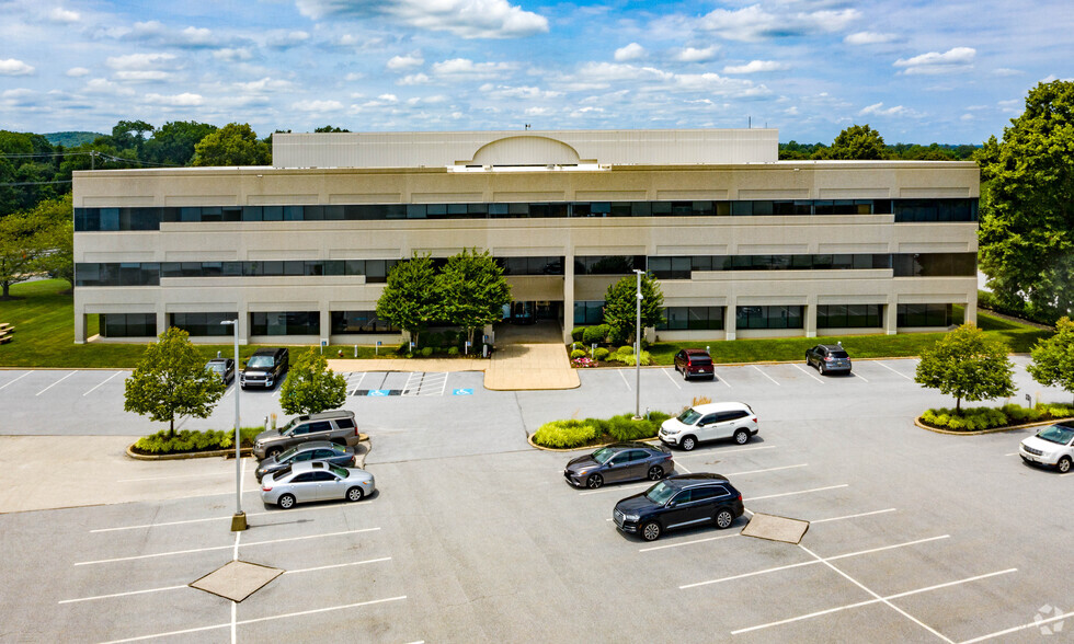 610 Freedom Business Ctr Dr, King Of Prussia, PA for lease - Building Photo - Image 3 of 15