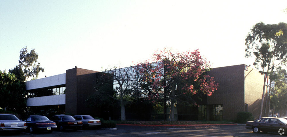 1601 E Orangewood Ave, Anaheim, CA for lease - Primary Photo - Image 1 of 9