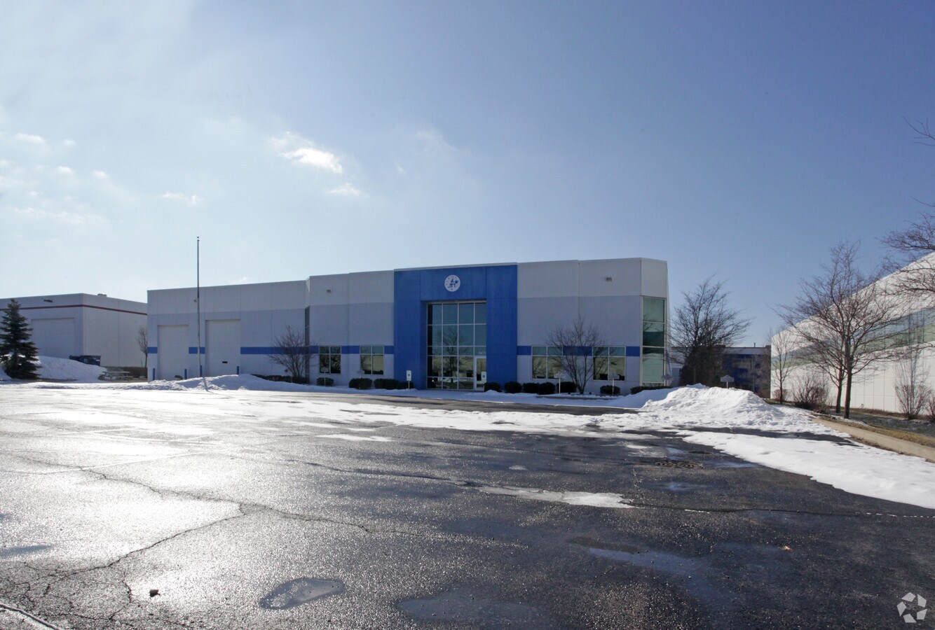 2475 Millennium Dr, Elgin, IL 60124