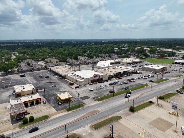 Fairmeadows Shopping Center portfolio of 7 properties for sale on LoopNet.com - Building Photo - Image 3 of 16