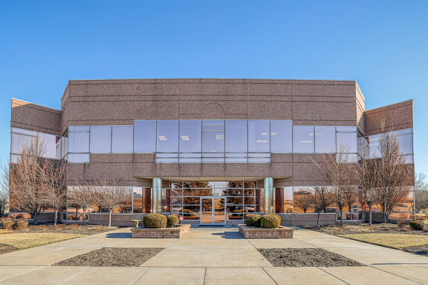 10502 NW Ambassador Dr, Kansas City, MO for lease - Building Photo - Image 2 of 50