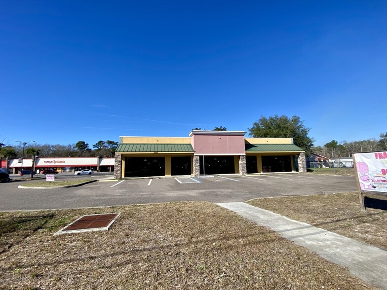 10690-10696 Lem Turner Rd, Jacksonville, FL for lease - Building Photo - Image 2 of 11