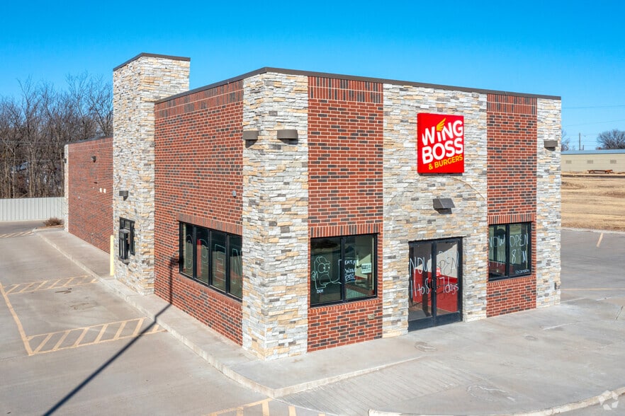 425 S Main St, Hoisington, KS for sale - Primary Photo - Image 1 of 1