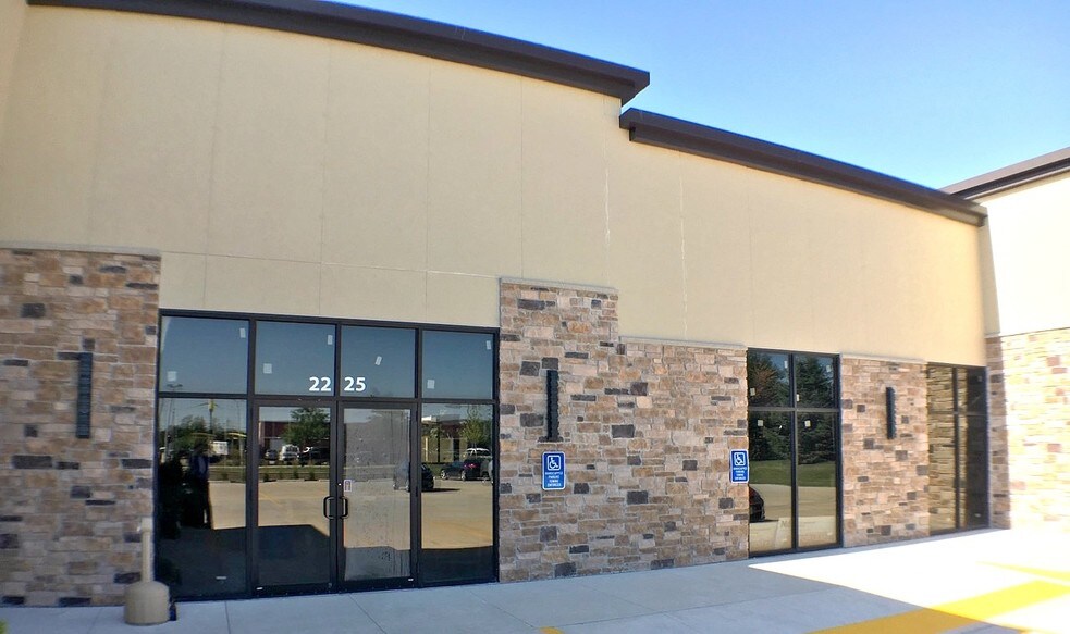 2207 Falcon Ave, Bettendorf, IA for sale - Building Photo - Image 1 of 1