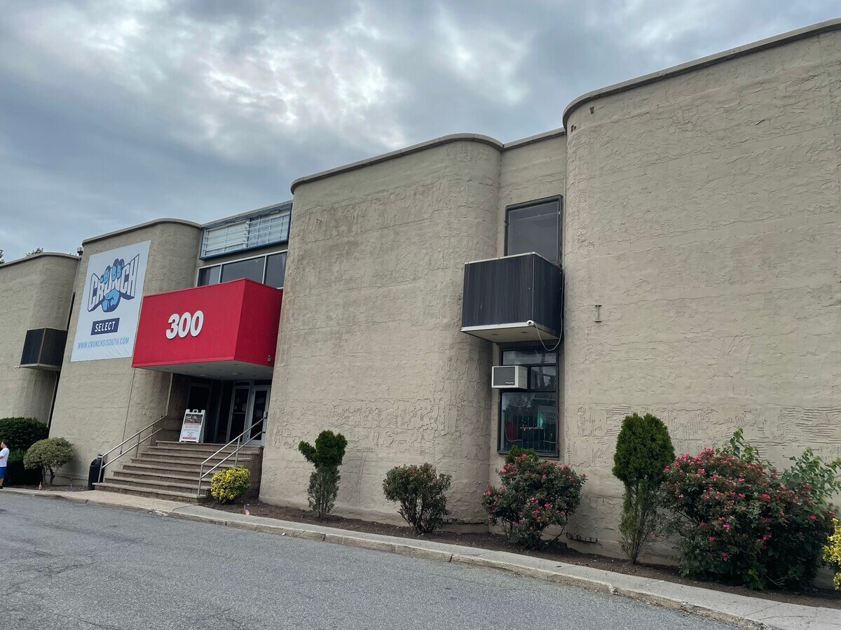 300 W Service Rd, Staten Island, NY 10314