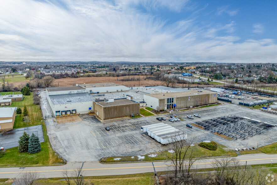 1045 Hickory St, Pewaukee, WI for lease - Aerial - Image 2 of 5