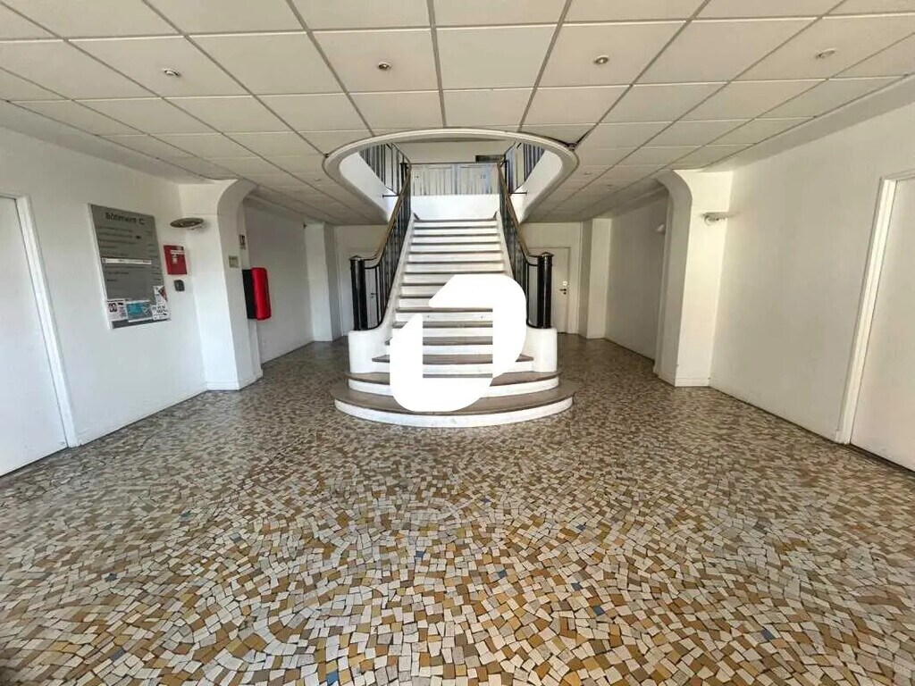 Location Bureaux 245 m² - Photo 1