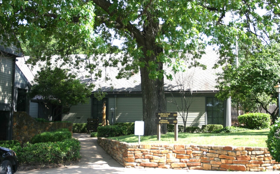 2411 E Skelly Dr, Tulsa, OK for sale - Building Photo - Image 3 of 8