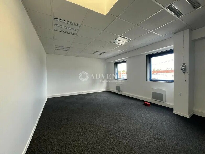Flex in Moissy-Cramayel for lease - Interior Photo - Image 2 of 6