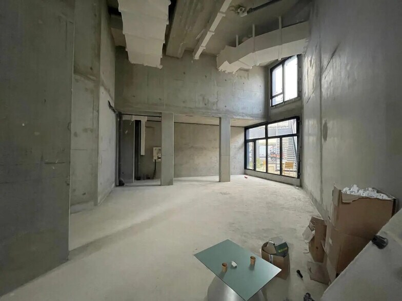 Flex in Paris for lease - Building Photo - Image 2 of 7