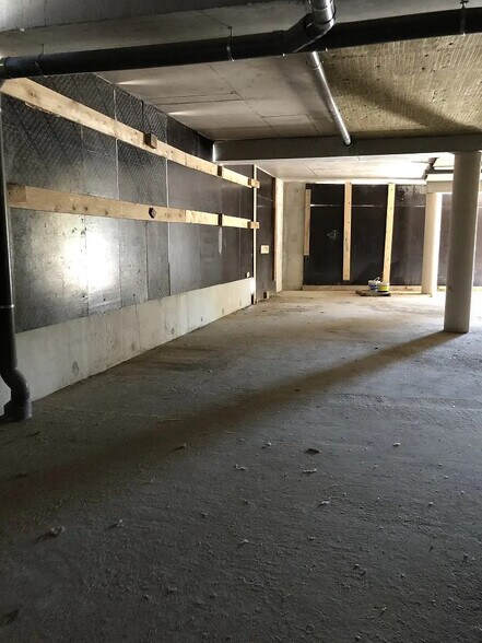 Retail in Tourves for lease - Interior Photo - Image 3 of 4