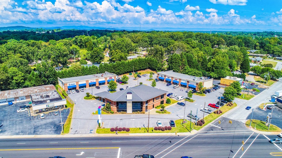 Easley Community Center portfolio of 2 properties for sale on LoopNet.com - Primary Photo - Image 1 of 10