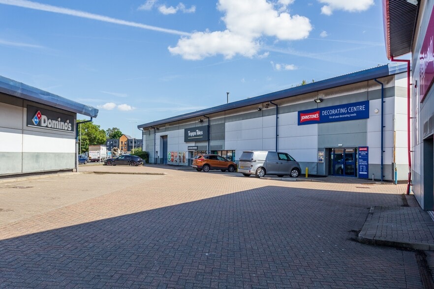 Units 1-5 Mill Way Trading Estate portfolio of 4 properties for sale on LoopNet.com - Building Photo - Image 3 of 14