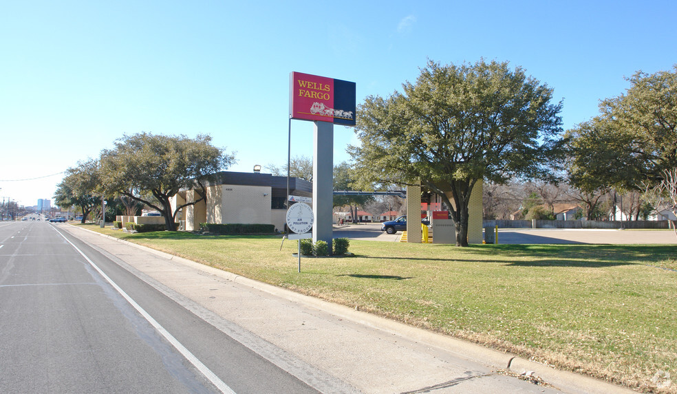 4805 E Belknap St, Haltom City, TX for lease - Building Photo - Image 2 of 8