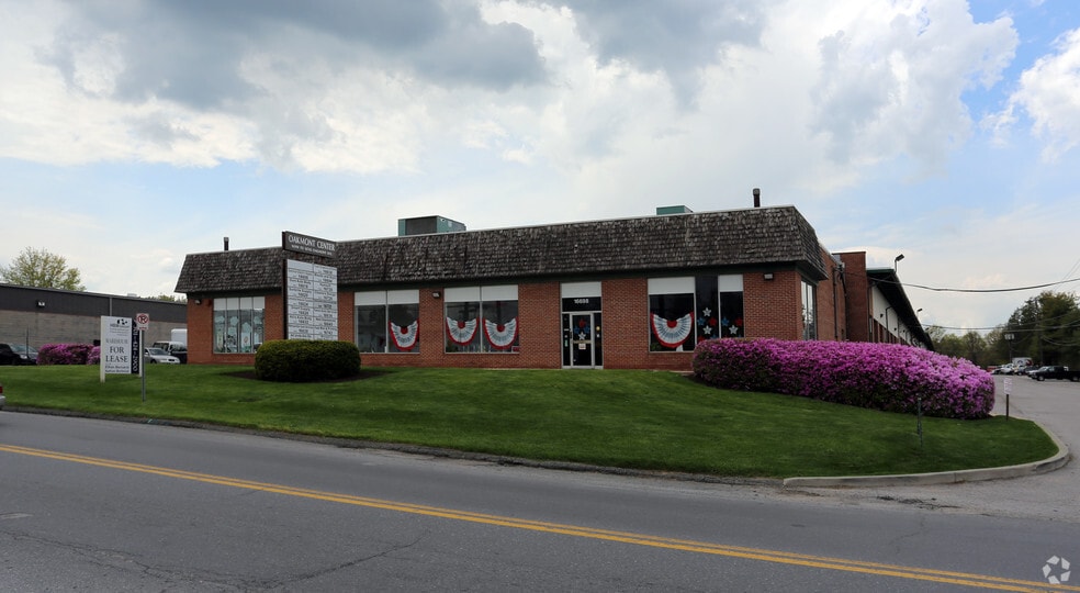 16598-16742 Oakmont Ave, Gaithersburg, MD for lease - Primary Photo - Image 1 of 5