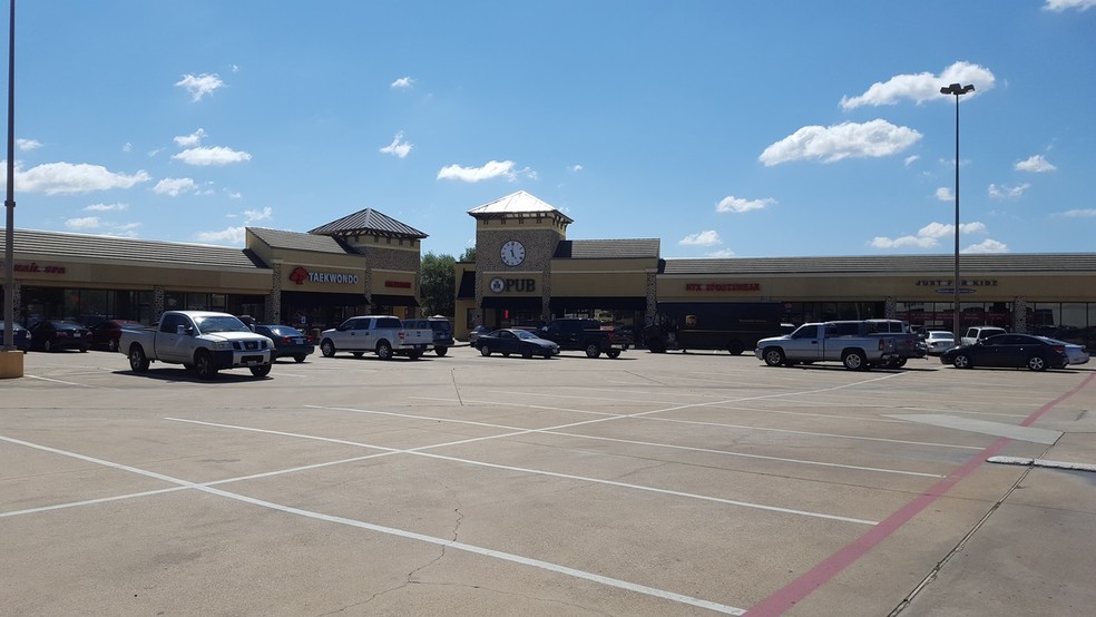 2816-2828 Central Dr, Bedford, TX for lease - Primary Photo - Image 1 of 4