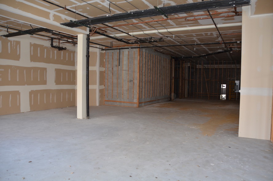 2157-2159 N Damen Ave, Chicago, IL for lease - Interior Photo - Image 3 of 27