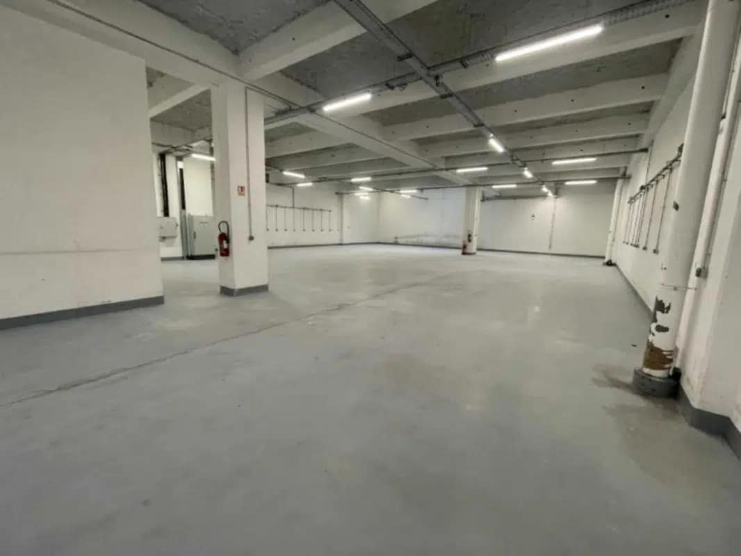 Flex in Paris for lease Interior Photo- Image 1 of 6