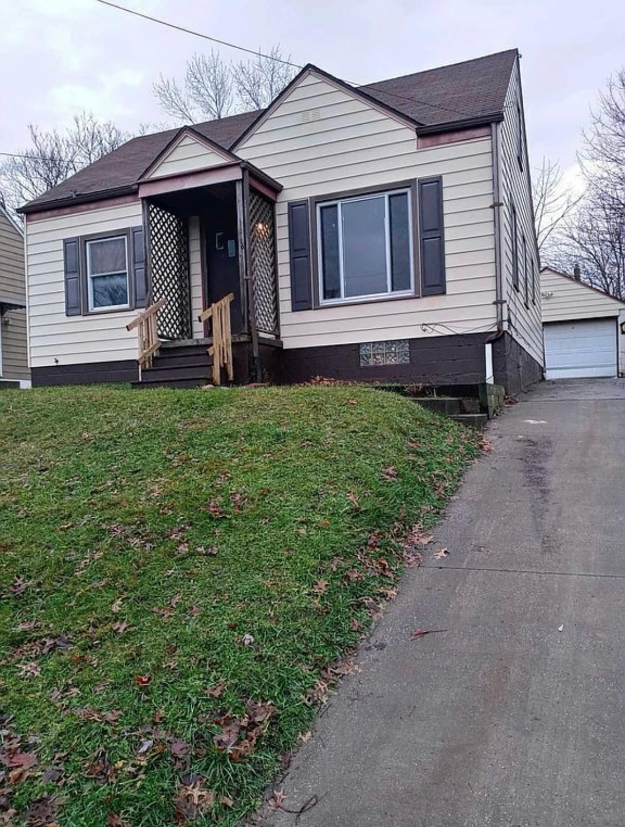 1198 Easton Dr, Akron, OH for sale Primary Photo- Image 1 of 2