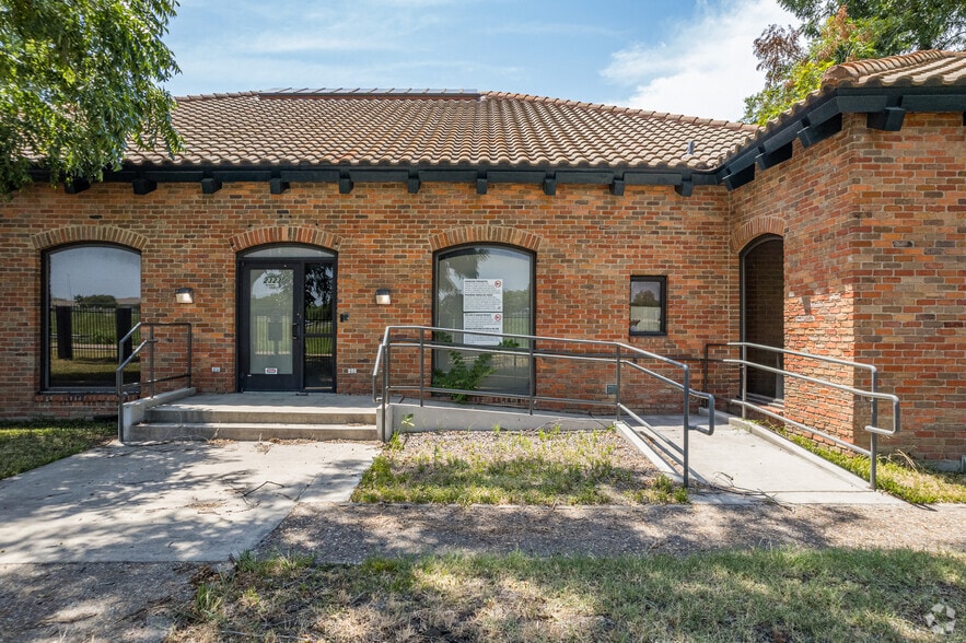 2323 N Walton Walker Blvd, Dallas, TX for sale - Building Photo - Image 2 of 23