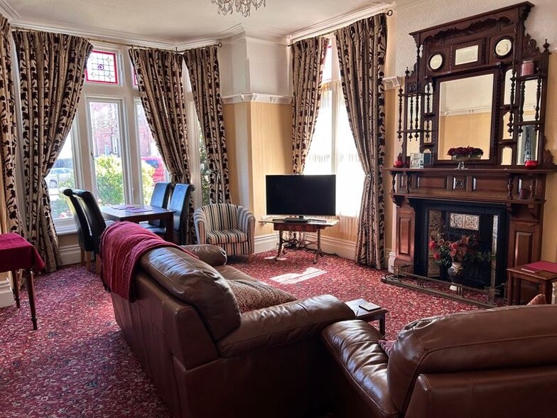 21 Kirkley Cliff Rd, Lowestoft for sale - Interior Photo - Image 3 of 5