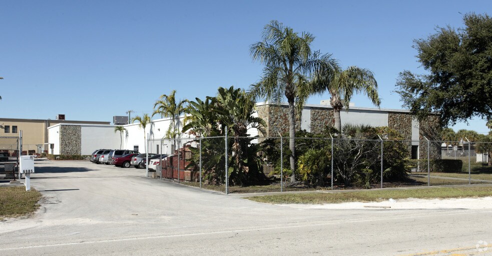 6985 Garden Rd, Riviera Beach, FL for lease - Building Photo - Image 3 of 7