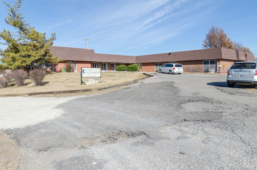 2720 E 12th Ave, Winfield, KS for sale - Primary Photo - Image 1 of 1