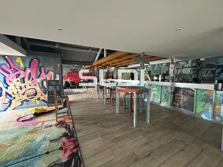 Retail in Saint-Bonnet-de-Mure for lease - Interior Photo - Image 3 of 6