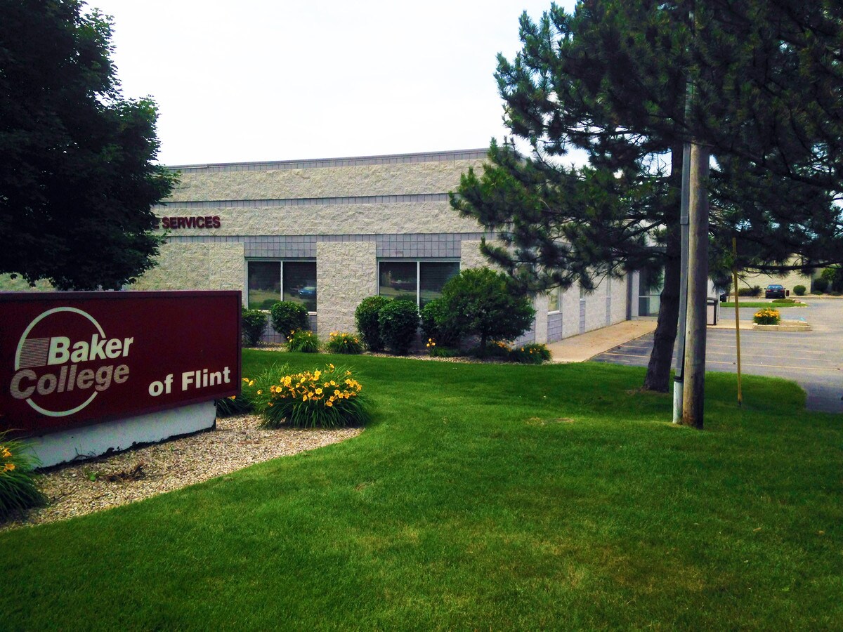 1050 W Bristol Rd, Flint, MI 48507