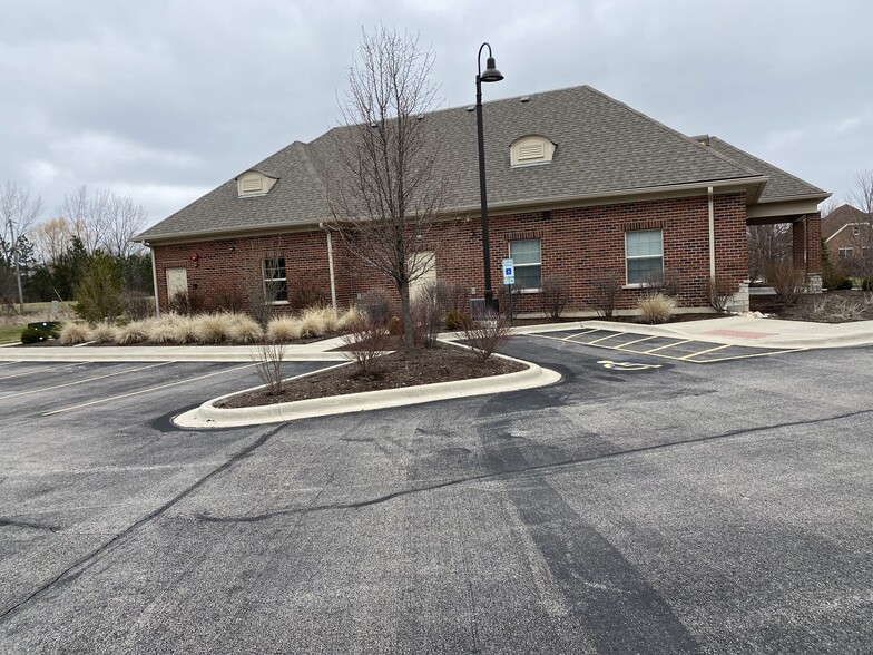 70 Landover Pky, Lake Zurich, IL for lease - Building Photo - Image 2 of 5