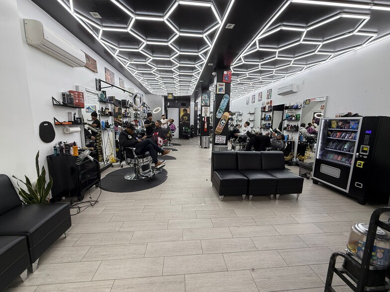 77-85 Graham Ave, Brooklyn, NY for lease - Building Photo - Image 2 of 8