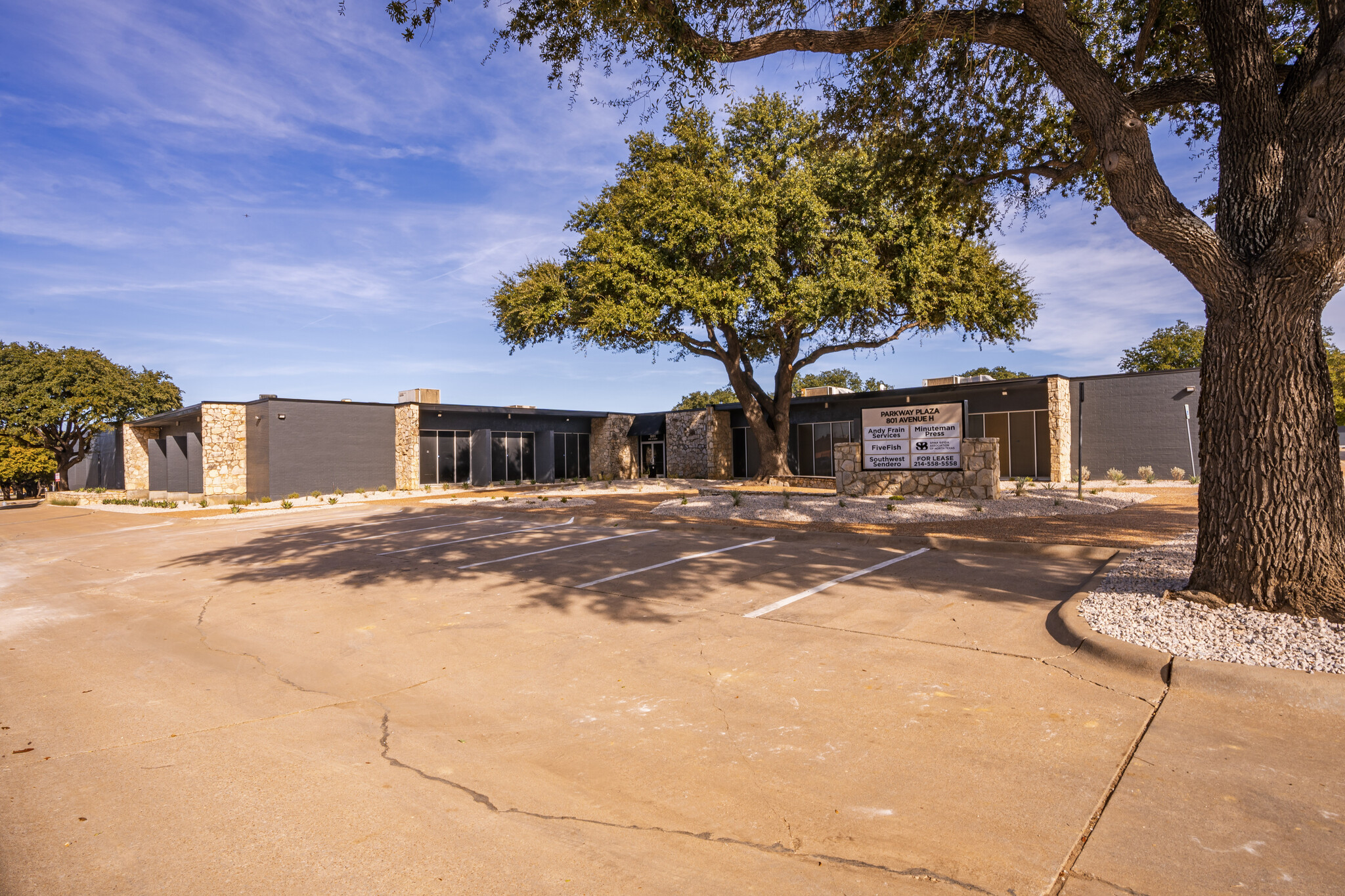 803-805 Avenue H E, Arlington, TX for lease Building Photo- Image 1 of 3