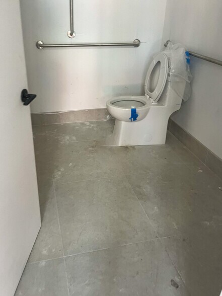 706 E 32nd St, Brooklyn, NY for lease - Interior Photo - Image 2 of 3