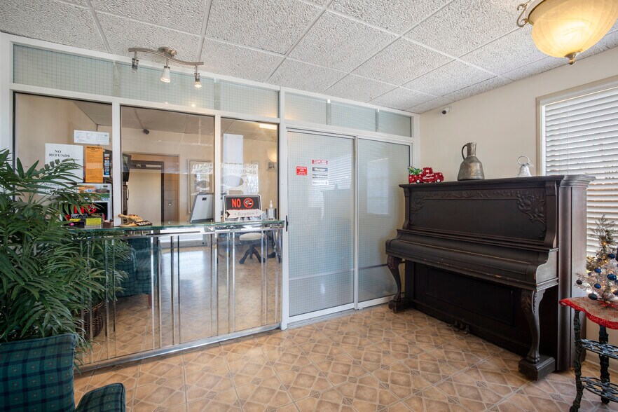 3811 W Chestnut Expy, Springfield, MO for sale - Building Photo - Image 1 of 1