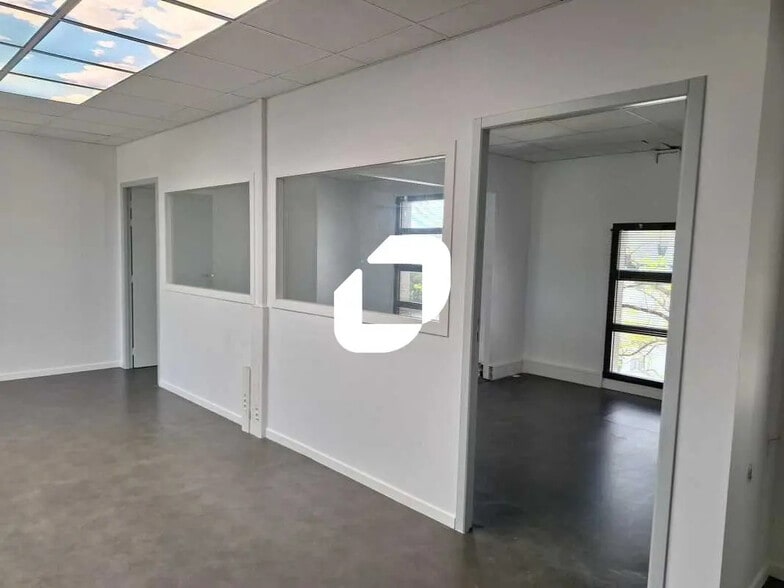 Flex in Cenon for sale - Interior Photo - Image 2 of 15