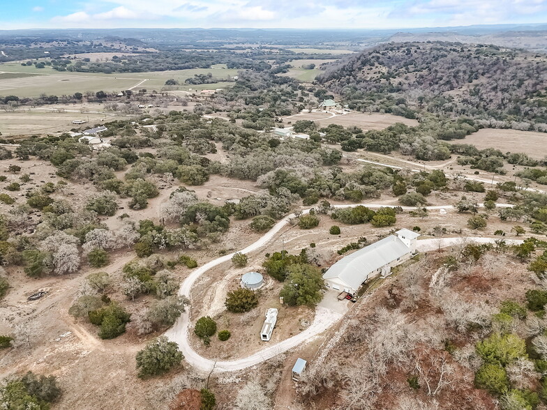 50 Delaware Creek Rd, Blanco, TX for sale - Primary Photo - Image 1 of 73