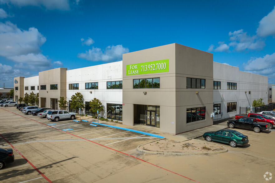 5655 W Sam Houston Pky N, Houston, TX for lease - Building Photo - Image 3 of 17