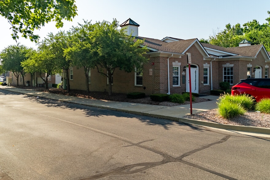 2522 S Rochester Rd, Rochester Hills, MI for sale - Building Photo - Image 2 of 24