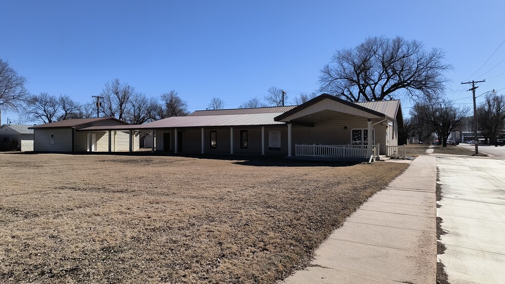 816 Topeka st, Larned, KS for sale - Primary Photo - Image 1 of 30