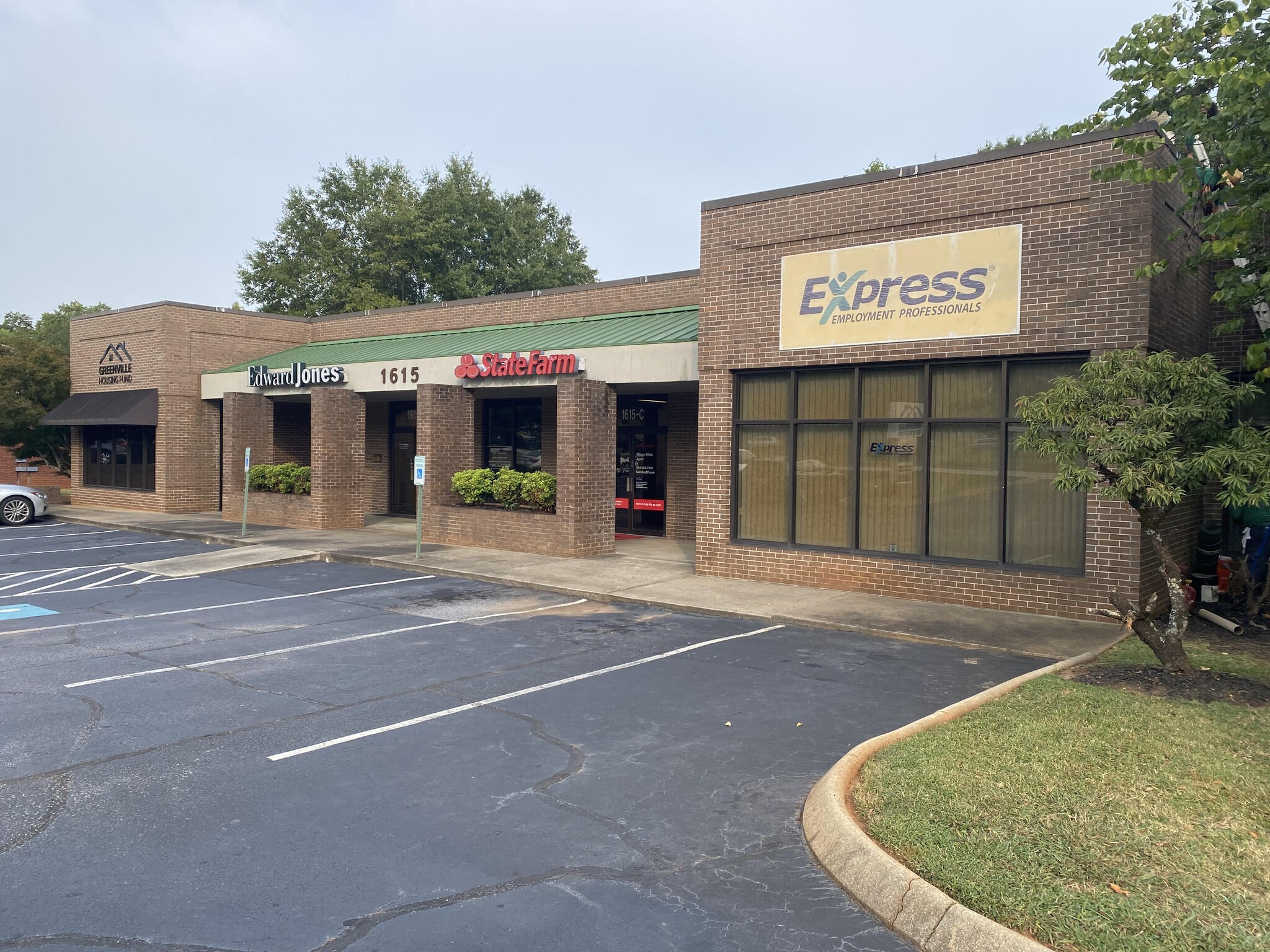 1615 Wade Hampton Blvd, Greenville, SC for lease Building Photo- Image 1 of 4