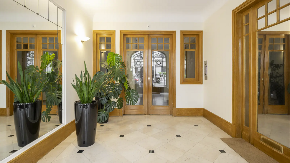 Multifamily in Paris for sale - Interior Photo - Image 2 of 3