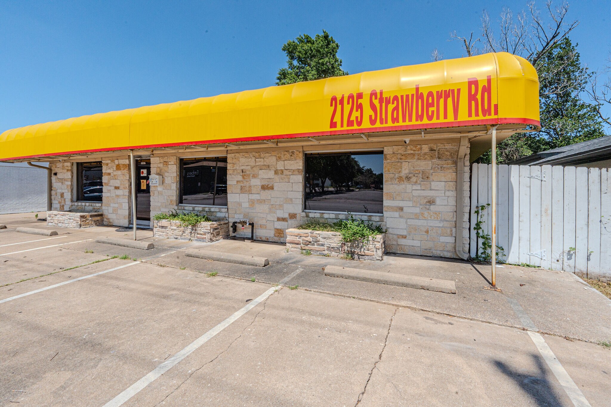 2125 Strawberry Rd, Pasadena, TX for sale Primary Photo- Image 1 of 1