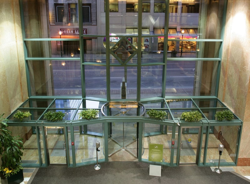 151 Yonge St, Toronto, ON for lease - Building Photo - Image 2 of 6