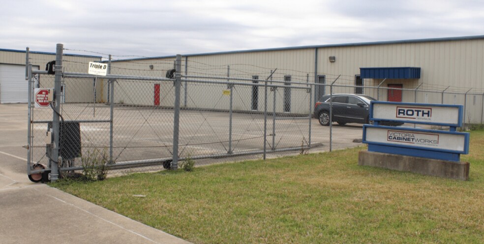 2002 Delmar Dr, Victoria, TX for sale - Primary Photo - Image 1 of 1