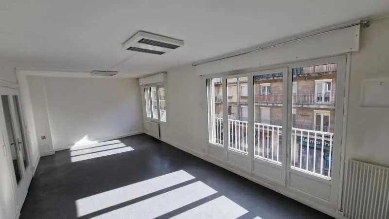 Office in Rouen for lease Interior Photo- Image 1 of 9