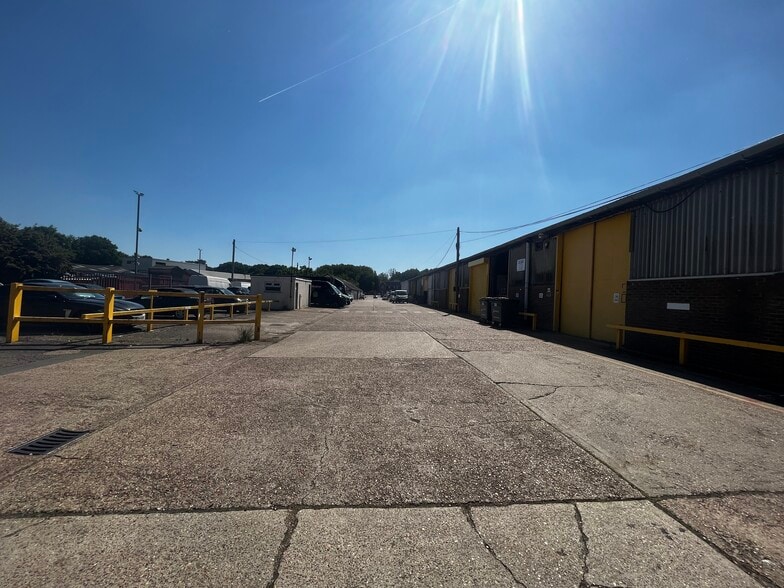 Ditchling Cmn, Hassocks for lease - Building Photo - Image 1 of 12