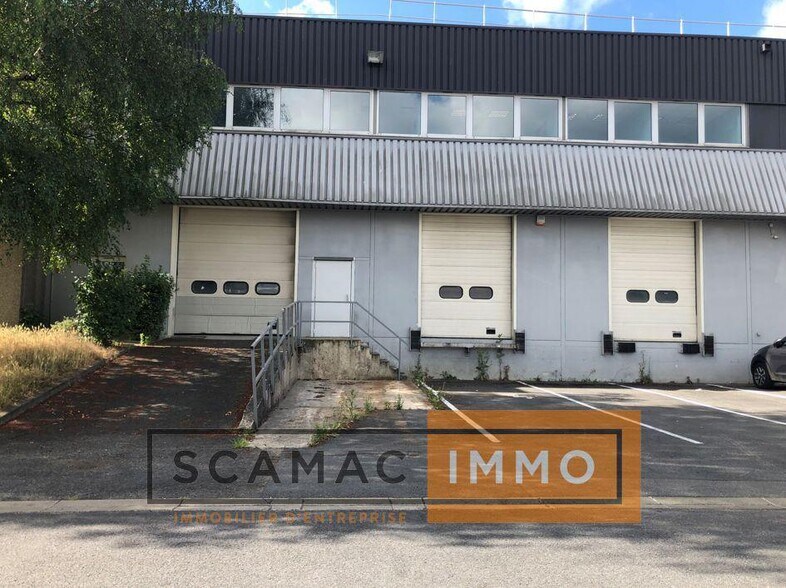 Industrial in Stains for lease - Building Photo - Image 2 of 5